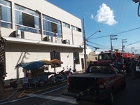 um princípio de incêndio mobilizou equipes do Corpo de Bombeiros em uma loja localizada na região central da cidade (Foto: A Cidade)