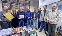 Diretores e funcionários do Porecatu recebem reconhecimento por apoio a ação social aos desabrigados do Rio Grande do Sul (Foto: Assessoria)