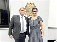 Uma foto de Karina do Carmo com o governador Tarcísio de Freitas movimentou o cenário político em Votuporanga  (Foto: Redes sociais)