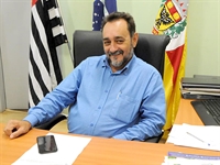 O prefeito de Nhandeara, Zé do Carneiro, está com a bola cheia junto ao Governo do Estado, e não é por menos, foi um dos únicos prefeitos da região a vestir a camisa de Tarcísio desde o início da campanha  (Foto: Assessoria)