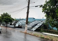 Chuva forte derruba teto de arquibancada sobre caminhão em Riolândia
