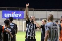 O centroavante Gabriel Barcos, o Pirata, fez os dois gols da vitória da Votuporanguense  (Foto: Rafael Bento/CAV)