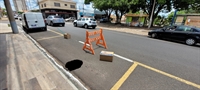 Buraco surge embaixo de caminhonete no centro de Votuporanga e assusta moradores