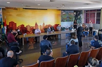 Prefeitos Edinho, vereadores e secretários se reuniram com proprietários de barbearias e salões de beleza da cidade após protesto (Foto: Divulgação)
