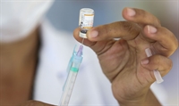 A vacinação contra a doença teve sua primeira dose administrada em 17 de janeiro de 2021 (Foto: José Cruz/ Agência Brasil)
