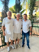 Gilberto Barco (vice-presidente eleito), Luiz Celso de Oliveira e Rogério Marques Fernandes  Membros da chapa e apoiadores fazem o “L” na comemoração pela vitória de Luiz Celso de Oliveira  (Foto: Assary)