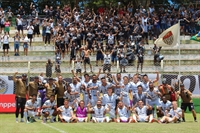 Jogadores, comissão técnica e torcida comemoram vitória no “Riopretão”  (Foto: Rafa Bento/CAV)