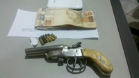 Suspeito teria atirado com a arma contra carro em Parisi