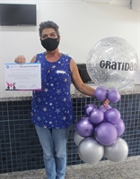 Adriana Ferreira Souza da Silveira comemorou seu último dia de quimioterapia na Santa Casa de Votuporanga (Foto: Santa Casa de Votuporanga)