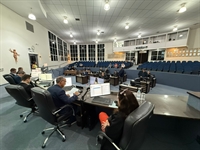 Manobra tenta aprovar aumento de 10% para servidores da Câmara de Votuporanga