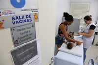  Mãe com o filho durante a vacinação na UBS do Parque Industrial: doses estão disponíveis em todas as unidades (Foto: Johnny Torres 2/5/2018)