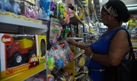 Considerando que o Dia das Crianças movimenta muito o comércio, o Procon dá algumas dicas para os consumidores  (Foto: Fernando Frazão/Agência Brasil)