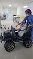 O hospital apostou no carrinho elétrico, uma iniciativa diferente e divertida para entreter os assistidos até o Centro Cirúrgico (Foto: Santa Casa)