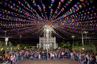 Festa junina de Nova Castilho reúne centenas de pessoas