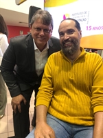 Governador Tarcísio de Freitas e o médico Flávio Benez, diretor da Unidade de Reabilitação do Lucy Montoro de Fernandópolis (Foto: Arquivo Pessoal)