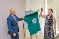 Presidente do TRT-15 Samuel Hugo Lima e corregedora Rita de Cássia Penkal Bernardino de Souza descerram a placa de inauguração (Foto: TRT-15)