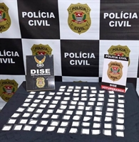 Mãe manda filha de 8 anos buscar drogas, foge e abandona criança na rua ao ver que seria presa