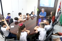 O prefeito recebeu recentemente em seu gabinete uma visita especial dos alunos do CEM “Deputado Narciso Pieroni” (Foto: Prefeitura de Votuporanga)