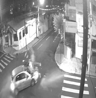 Motociclista fura o sinal vermelho e ‘voa’ após colidir com carro em Votuporanga