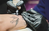 Defesa contesta acusações e diz que estúdio tinha autorização para tatuar adolescente em Votuporanga