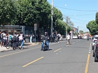 Retrospectiva 2025: Crianças e adolescentes fazem bagunça no trânsito da cidade em suas scooters elétricas