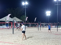No início da noite de quinta-feira (25) ocorreram os primeiros jogos desta edição do Open Cajubrasil Beach Tennis  (Foto: A Cidade)