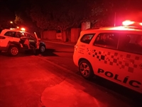 Sem placa, sem habilitação e bêbado: perseguição policial acaba em queda, fratura e cadeia