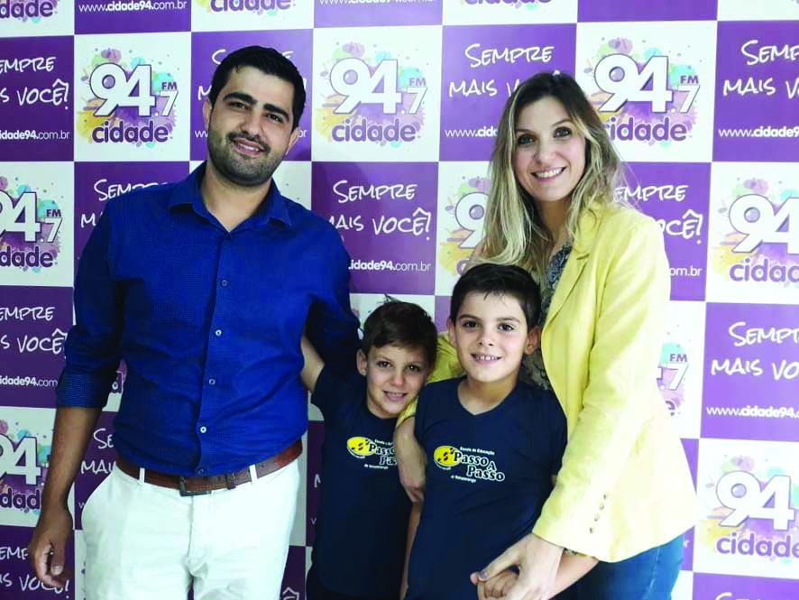 A Dra. Priscila S. Stela, da Oral Sin, é a aniversariante do dia. Na foto, ela aparece com o marido Woody e os filhos João Vitor e Miguel