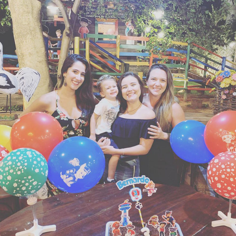 Comemorando os 3 aninhos do Bernardo, as amigas Amanda Pereira, Lais Lopes e Gabriela Proto abrem sorrisos para registrar o momento de carinho com o aniversariante