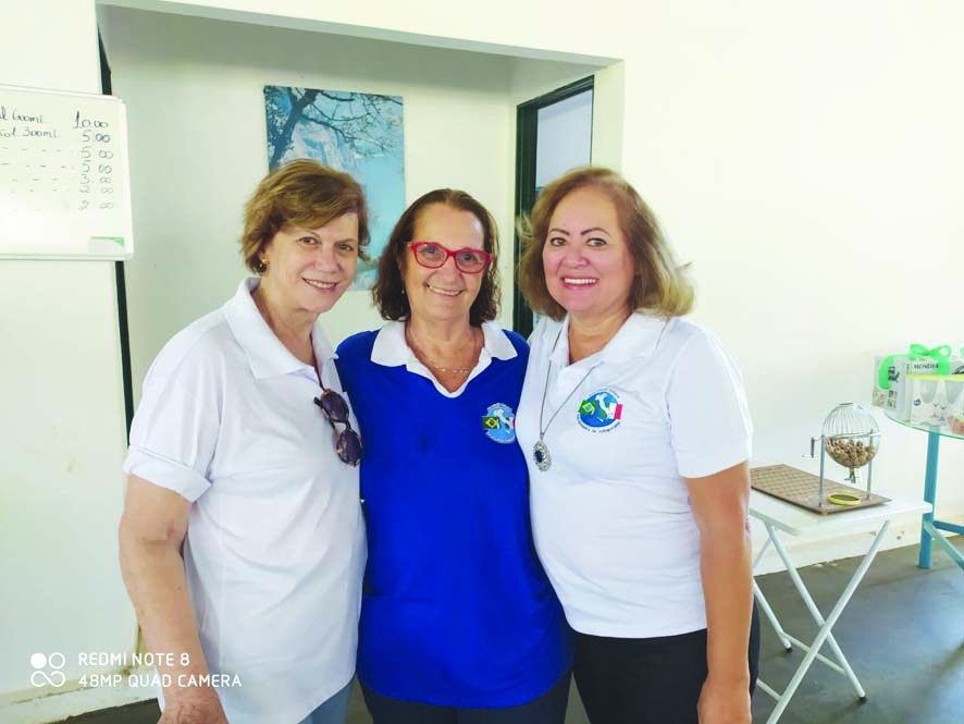 Célia Bereta é a aniversariante do dia. Na foto com as amigas da Associação Italiana, Gilda Rodrigues e Silvia Cavalin