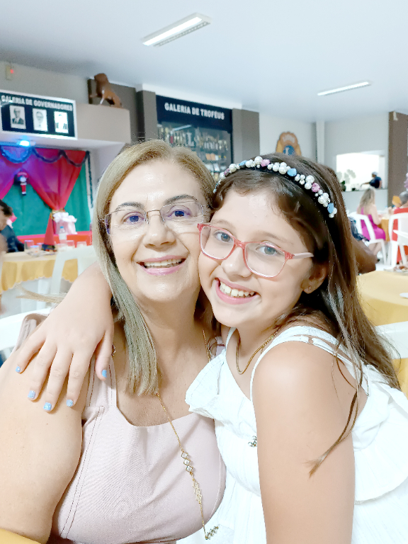 A semana começou em clima de festa para Isabela Beleza, que celebrou seu aniversário nesta terça-feira, dia 02. O dia foi marcado por muitas demonstrações de carinho, com abraços apertados e afeto especial que ela ganhou de seu pai, Duno Beleza e de sua avó Alda Ferraz, junto a ela na foto além do amor de toda a família e dos amigos que fizeram questão de homenageá-la. Nossos parabéns à querida aniversariante! Que este novo capítulo seja leve, doce e repleto de momentos felizes. Feliz aniversário, Isabela!