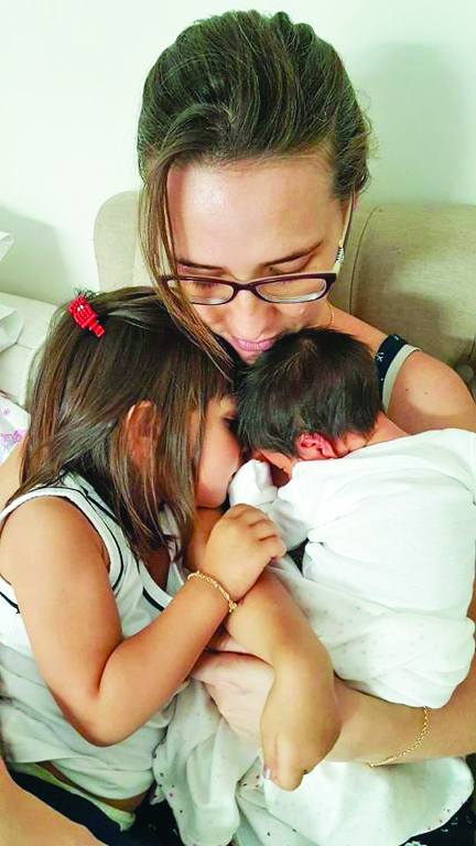 As mulheres da vida de Matheus Prado Curti, Talitha Tonini de Oliveira ladeada das pequenas Helena e Heloisa. Linda foto