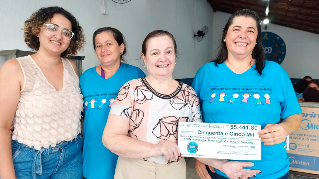 No dia 5 de outubro, foi realizado o 1º Almoço da Sorte, uma promoção beneficente em prol da Associação Caminho de Damasco. O evento aconteceu no Votuporanga Clube e contou com sorteios de diversos prêmios, sendo o principal uma Honda Biz zero quilômetro, além de uma bicicleta, uma televisão de 48 polegadas, um micro-ondas, uma air fryer e um jogo de sofá. Sob a liderança da voluntária Cristina Panza, esposa de Nelson Panza, proprietário da concessionária Chevrolet Apravel de Votuporanga, o almoço teve como prato principal o tradicional “porco paraguaio” e arrecadou um pouco mais de R$ 55.000,00, conforme demonstrado no cheque ilustrativo exibido na foto.
“Com a sua ajuda, conseguimos chegar a esse valor de arrecadação. Nosso muitíssimo obrigado a todos que colaboraram. Sua generosidade nos ajudou a concluir parte da nossa obra. As salas que construímos servirão para a realização de mais atividades com nossas crianças e adolescentes. Esperamos contar com sua ajuda nos próximos eventos que realizarmos. Deus abençoe e proteja você e sua família. Aumentar a entidade é um sonho de todos nós”, concluiu emocionada a voluntária Cristina Panza, agradecendo a colaboração de todos.
