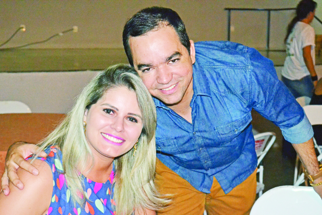 Abrindo sorrisos e esbanjando simpatia o casal Livia Beatriz e Rodrigo da Silva