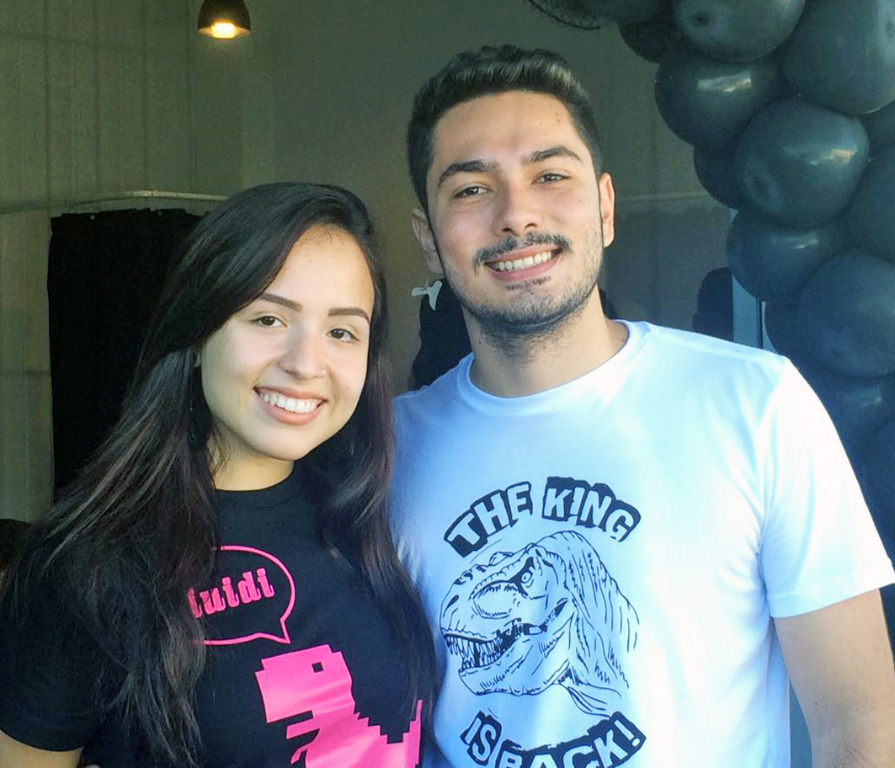 O casal Daniel Cucarolla e Bruna Rodolfo na inauguração da Tiuidi Camisetaria, na manhã de ontem