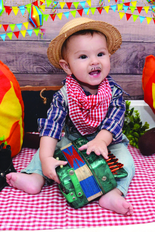 O pequeno João Pedro, de 7 meses, em clima julino, é o motivo de orgulho dos papais Andre Marqueti (Supermercado Proença) e Jessica