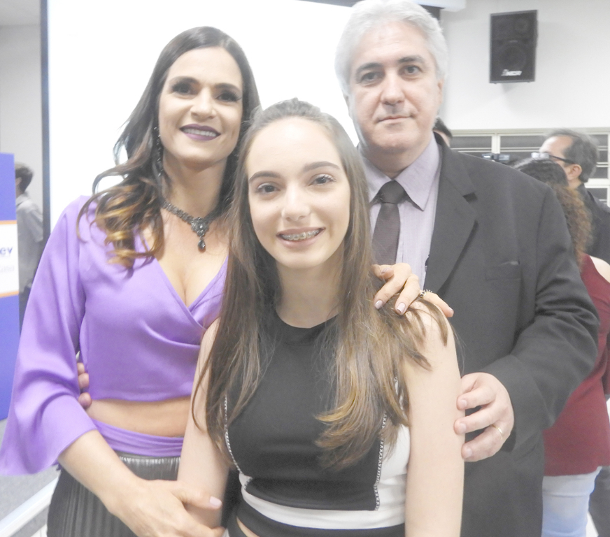 Andreia Penha Gregorio Vasconcelos é a aniversariante do dia. Na foto com o esposo, o  presidente da FEV, Celso Penha Vasconcelos, e a filha Bruna