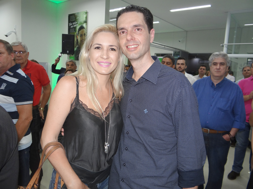 Wendi Poliana Scurciatto C. Nogueira faz aniversário hoje e recebe o carinho do esposo Rolandinho Nogueira, dos demais familiares e amigos