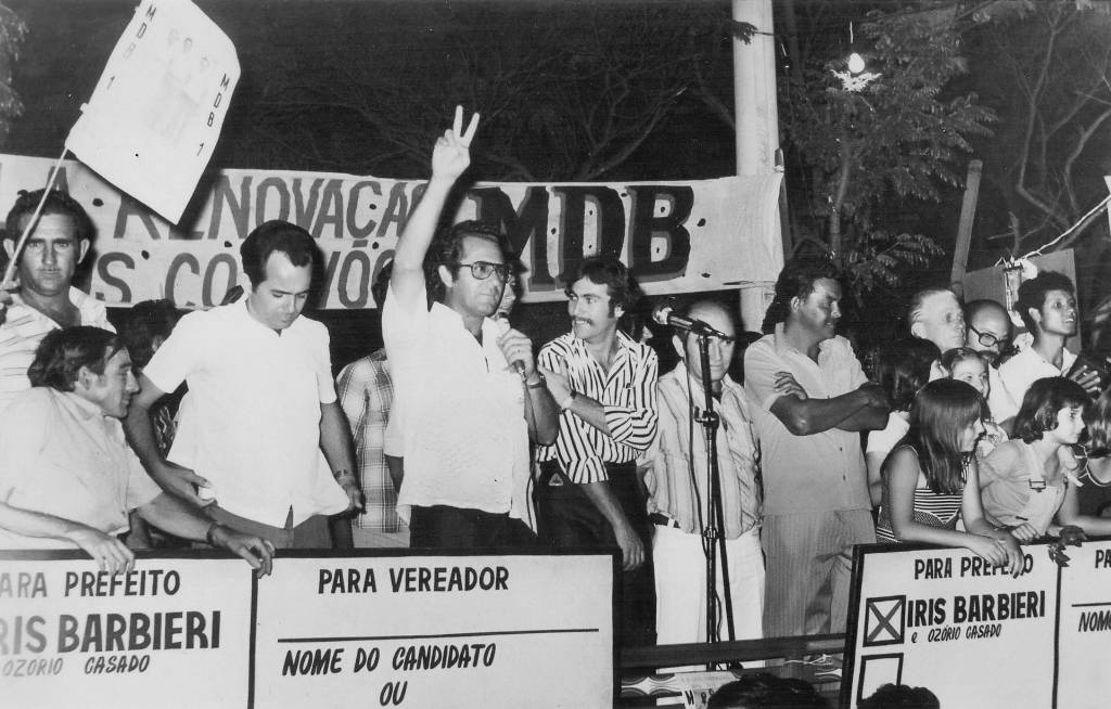 Em 1976, na eleição municipal se apresentaram quatro candidatos à Prefeitura de Votuporanga, sendo dois do MDB (Mário Pozzobn e Iris Barbieri) e dois da Arena (João Nucci e o prof. Waldir Gonçalves de Lima). A foto é do comício final da campanha de Iris Barbieri. Aparecem no palanque, a partir da esquerda: Nélson Orlandeli, André Curias Sanches (Andrézinho da Prefeitura), Ozório Casado (candidato a vice-prefeito), Irís Barbieri (discursando), Jair Sampaio, Luiz Galisteu, Inácio Pereira (representante de Simonsém), Hermes Riva, Ederval Gregório, Nélson Ramos Ribeiro, além de três meninas não identificadas. A foto pertence ao arquivo de Ozório Casado.