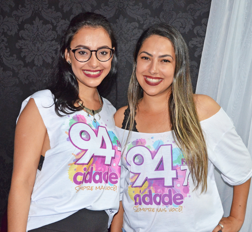 Curtindo recente show que movimentou a Cidade FM, as amigas Ariane Giraldes e Camila Parpineli