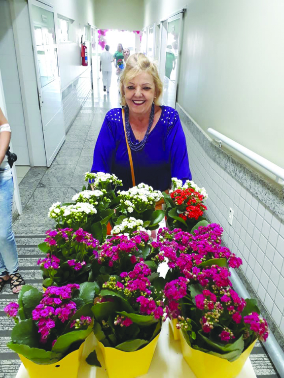 “Hermelinda, ontem foi seu aniversário, mas o brilho em comemorar o seu dia ainda se estende na data de hoje. Você é uma mulher incrível, guerreira e de muitas outras qualidades. Sua alegria, seu sorriso é algo marcante em você e contagia a todos. Feliz Aniversário, muitas felicidades! Que Deus continue iluminando seus dias com muito amor e paz, e que abençoe seu caminho com saúde, sucesso e alegrias sem fim!”

***Confira mais desta coluna em nossa edição impressa e online para assinantes.
