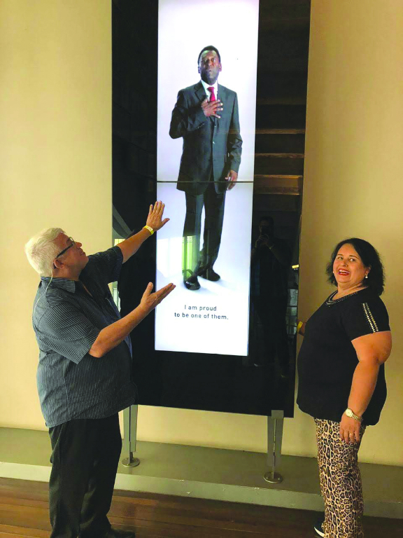 Neste dia 17 o aniversariante é o do Dr Peixoto Veterinário. Nesta foto, está com sua esposa no Museu do futebol admirando nosso Rei Pelé. Ele comemora a data 
com os amigos e familiares