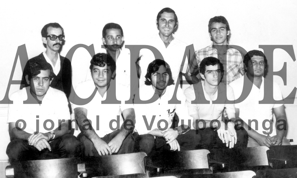 Em 1970 a Rádio Clube de Votuporanga tinha o seu estúdio e auditório instalado no Edifício Budin, na rua Amazonas, em cima da Lojas Riachuelo (hoje J.Mahfuz). Veja quem eram os componentes da equipe. De pé, a partir da esquerda: Zacarias Borges (secretário), radialista e contador Oliveira Prates (gerente), locutor Osvaldo Tridapali (animador sertanejo) e Dimas Camargo (diretor). Sentados os radialistas: João Carlos Ferreira, o saudoso Ezupério Victor Martins, Luiz Carlos Bordoni, Celso Fiorentino e Vanderley Menegueti.

***Confira mais desta coluna em nossa edição impressa e online para assinantes.