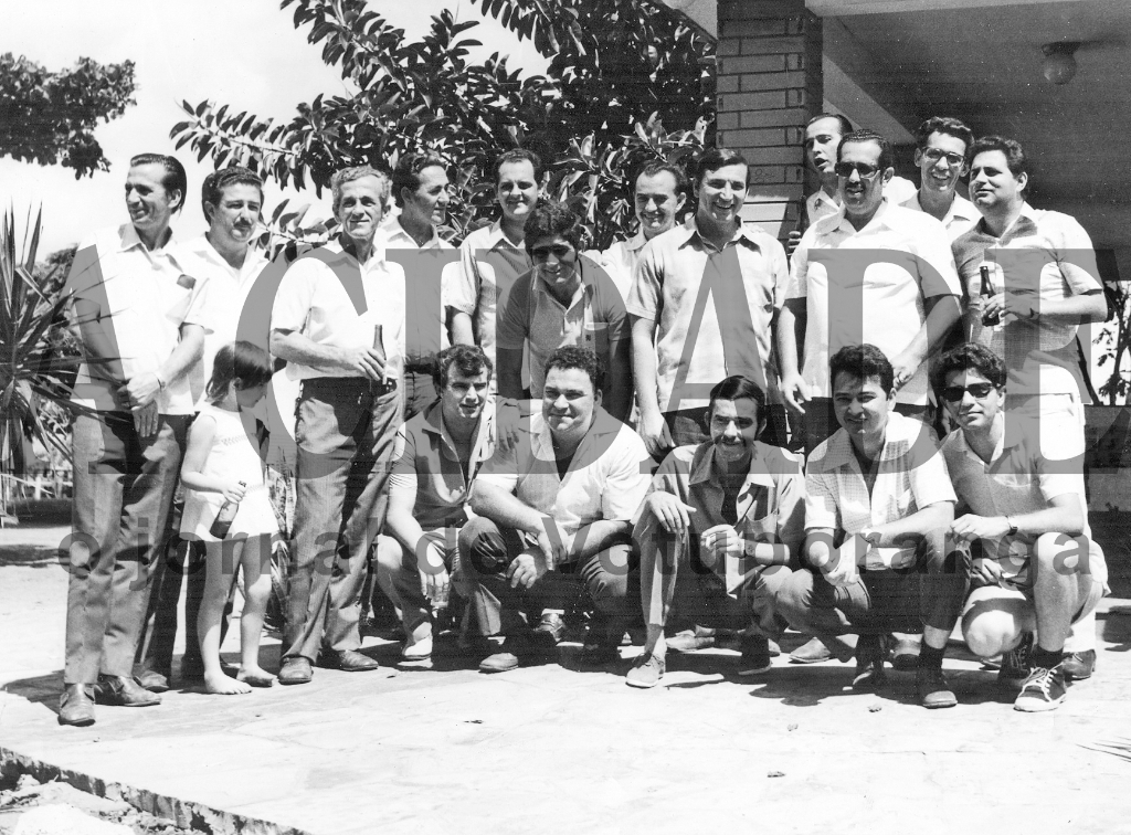 Na década de 70 a igreja católica reunia lideranças para promover o Cursilho da Cristandade. Os cursilhistas como eram chamados se reuniam com frequência. Aqui está um grupo deles. Esta foto foi após uma reunião. Confira da esquerda para a direita, de pé: Mário dos Santos, Castelli, Olindo Roma, Molina, Egídio Pascoalotti, Dr. Atair Barcelos de Carvalho, Dr. Joaquim Figueira da Costa, Jaime Pereira, Edgar Simões, Juvenal Lopes, José Galera Sanches e José Marão Filho. Agachados: (?), José Delgado, Simões, Manoel Anzai e Domingos Olmedo. A menina é filha do Mário dos Santos

***Confira mais desta coluna em nossa edição impressa e online para assinantes.