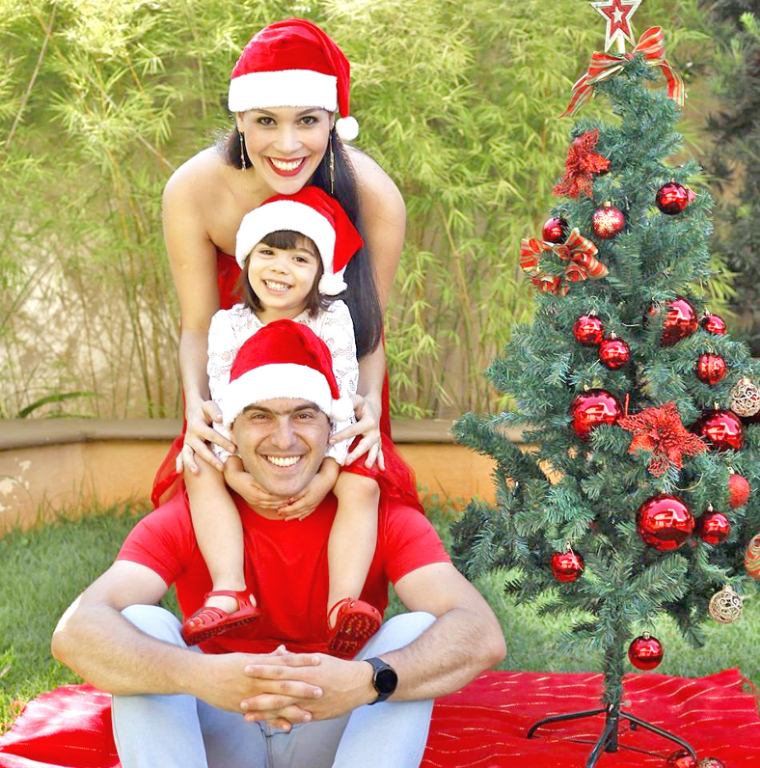 Família feliz em um retrato de natal, são eles Jeferton Martins, Julia Guimarães e a pequena Alice