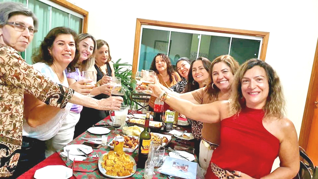 As professoras Sirlei, Lisandra, Sílvia, Wilma, Maria Emilia, Carmen, Benedita, Ita Oliveira e Ivanycely reunidas celebrando a amizade