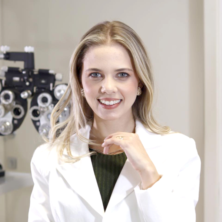 A Dra. Beatriz Romera de Moura Gleriani, toda trabalhada na beleza e elegância, renovando o portfólio de fotos para suas redes sociais. A médica oftalmologista está sempre antenada nas tendências e comprometida em trazer o que há de mais moderno em conhecimento, tecnologia e cuidado para oferecer o melhor aos seus pacientes. 