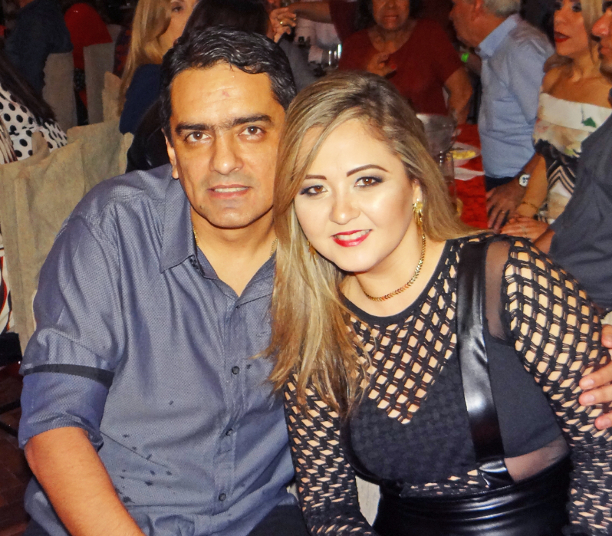 O casal Rodrigo Mota e Andréia curtindo noite festiva votuporanguense