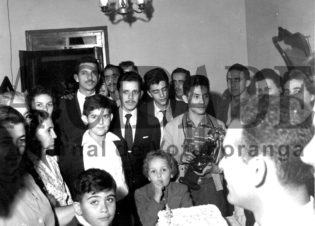 Com elegância, como se recomendava na época, o pessoal votuporanguense se reuniu para brindar o aniversariante. Aparecem nesta foto, entre outros: Pedro Clóvis Nogueira, Paulo Borges, Antonia Nogueira, Tite, Bilto Herreira, Nélson Miguel, Rames Cury, Hélio Antunes, Juvenal Domingues Martins Lopes, Carlos Sato e Darcy Cecchini. 

***Confira mais desta coluna em nossa edição impressa e online para assinantes.