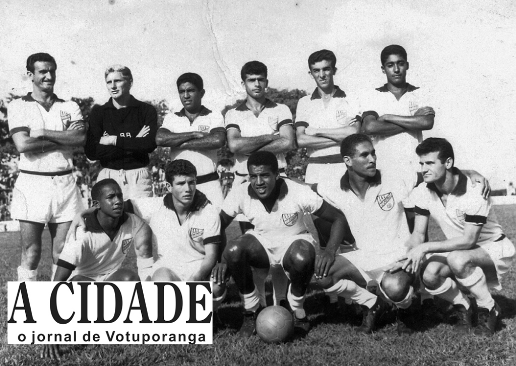 O time da saudosa AA Votuporanguense aparece nesta foto perfilado para um jogo diante da representação do Batatais FC, no ano de 1964, no antigo estádio “Plínio Marin”. Confira a formação da esquerda para a direita, de pé: Norival, Sivuca (goleiro), Bugre, Nélson Pitangueiras, Jurandir e Tubá. Agachados: Lopes (Pelezinho), Doninho, Flávio, Pita e Lupércio. A foto pertence ao arquivo pessoal de Mário Horita, a identificação dos jogadores nesta foto foi feita pelo radialista Cláudio Craveiro.